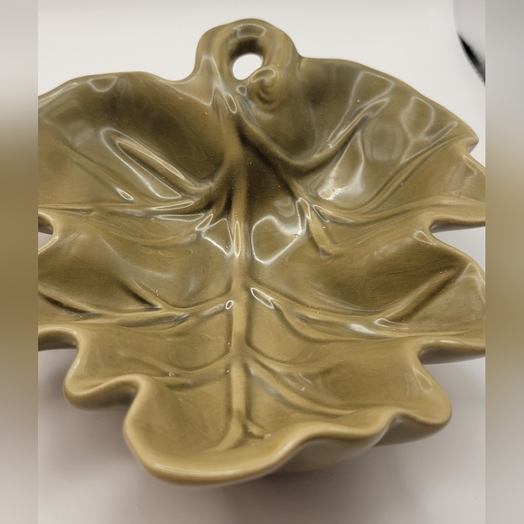 Vintage LEAF Shaped Ceramic Bowls. - Picture 3 of 8